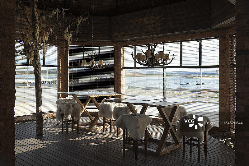 智利马加兰斯地区纳塔莱斯港酒店内部的桌椅景色图片素材