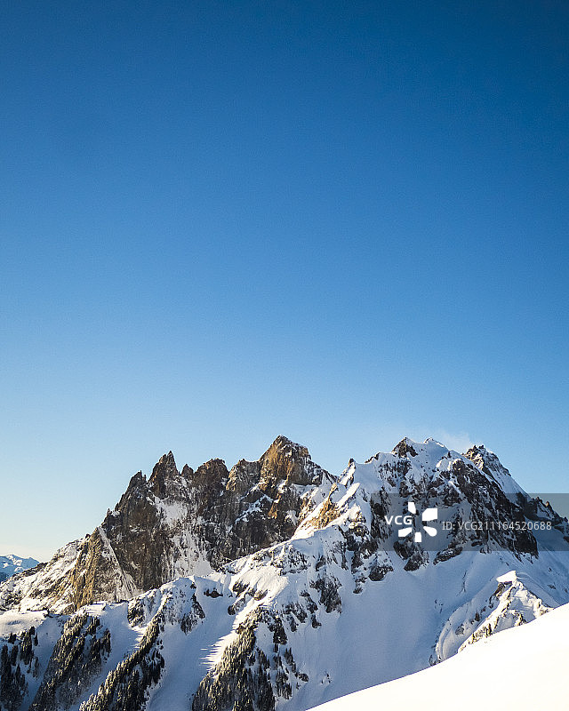冬季加拿大不列颠哥伦比亚省惠斯勒加里波第火山带，雪覆盖的凯利山壮丽景色图片素材
