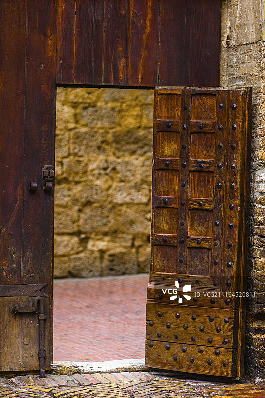 卢卡，意大利托斯卡纳古老棕色木门图片素材