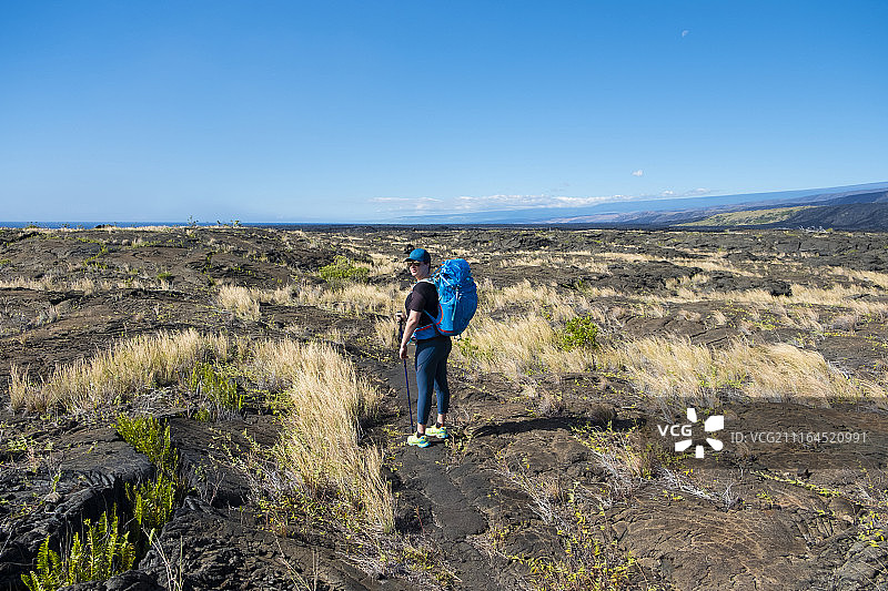 在夏威夷火山国家公园普纳海岸步道徒步的女人图片素材