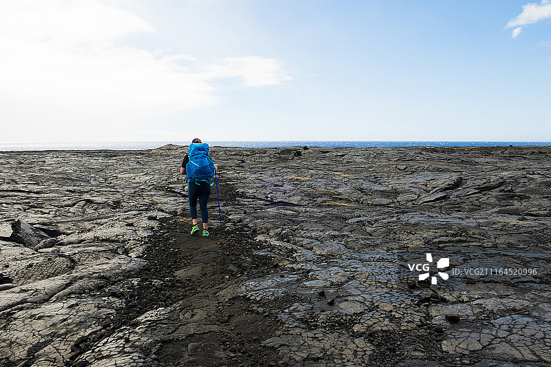 在夏威夷火山国家公园普纳海岸步道徒步的女人图片素材