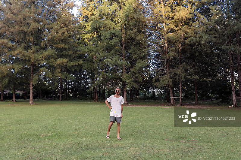 印度尼西亚苏门答腊岛班达亚齐：站在草地上的人像图片素材