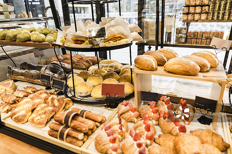 面包店里展示的美味食品图片素材