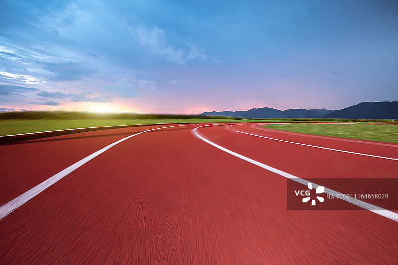 日出时分的跑道图片素材