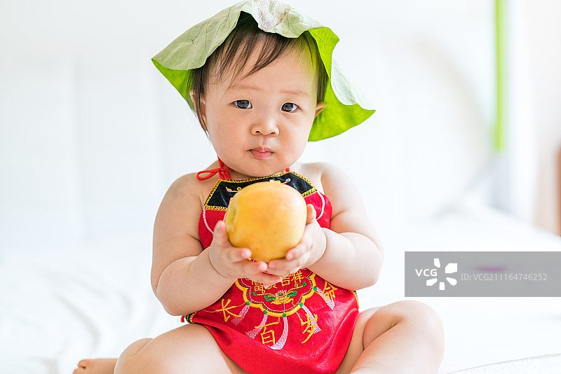 肚兜宝宝坐在荷叶上-paige图片素材