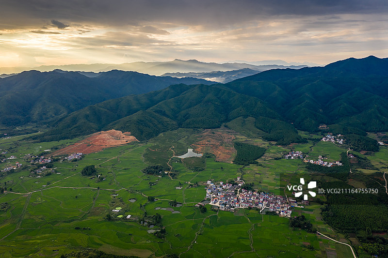 江西武功山下的村庄航拍图片素材