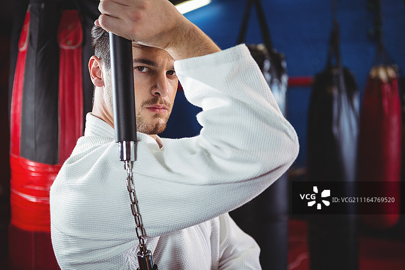 练习双截棍的空手道选手图片素材