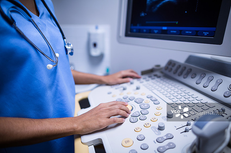 护士使用超声波设备图片素材