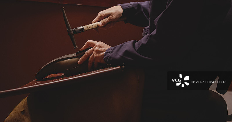 鞋匠锤击鞋子图片素材