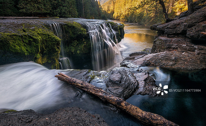 刘易斯河下瀑布图片素材