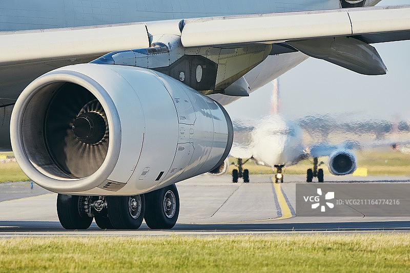 飞机引擎排出的热气图片素材