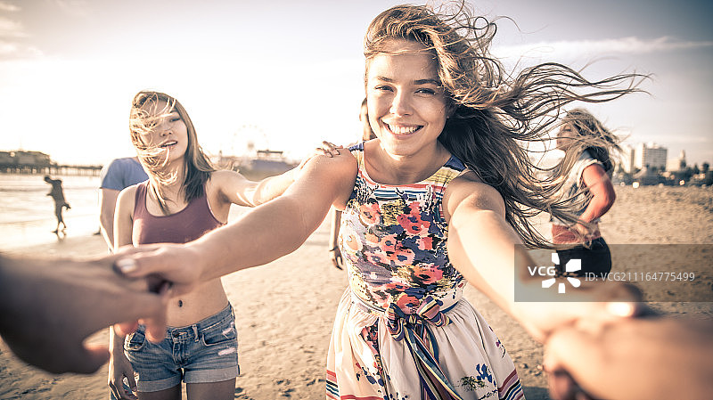 海滩上的幸福情侣图片素材