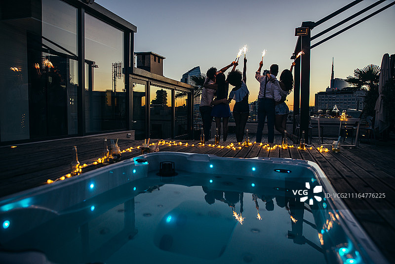 朋友们在美丽的顶楼屋顶上玩耍图片素材