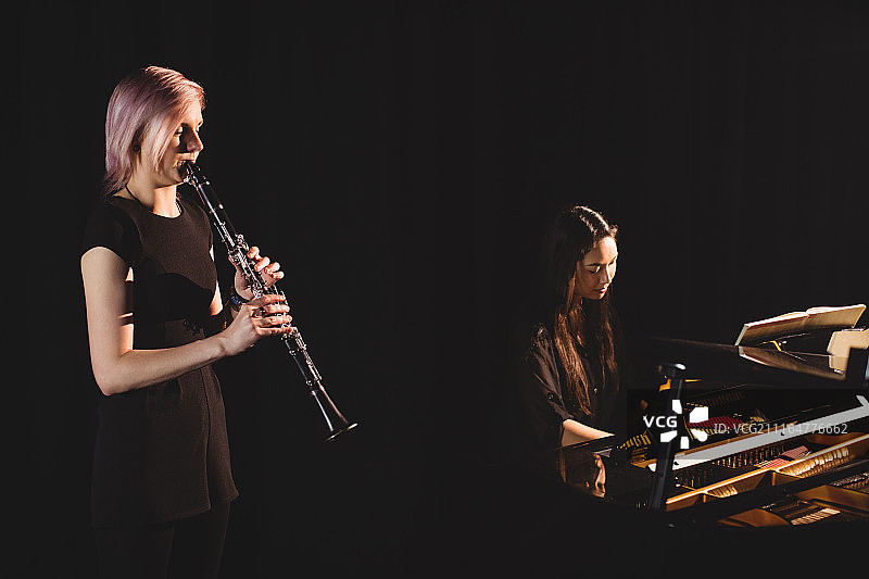 学生演奏单簧管和钢琴图片素材