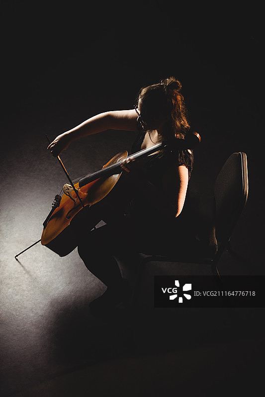 女学生演奏小提琴图片素材