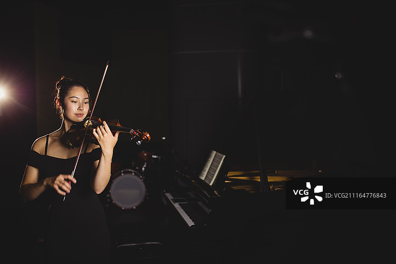 女学生演奏小提琴图片素材