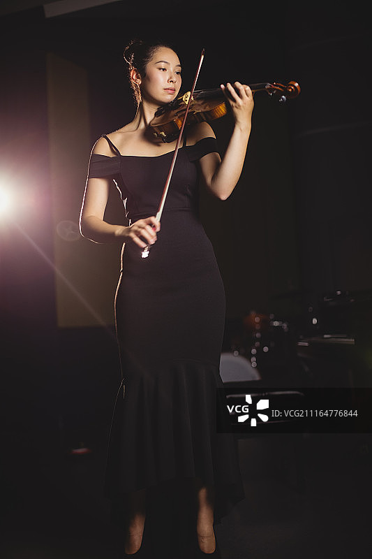 女学生演奏小提琴图片素材