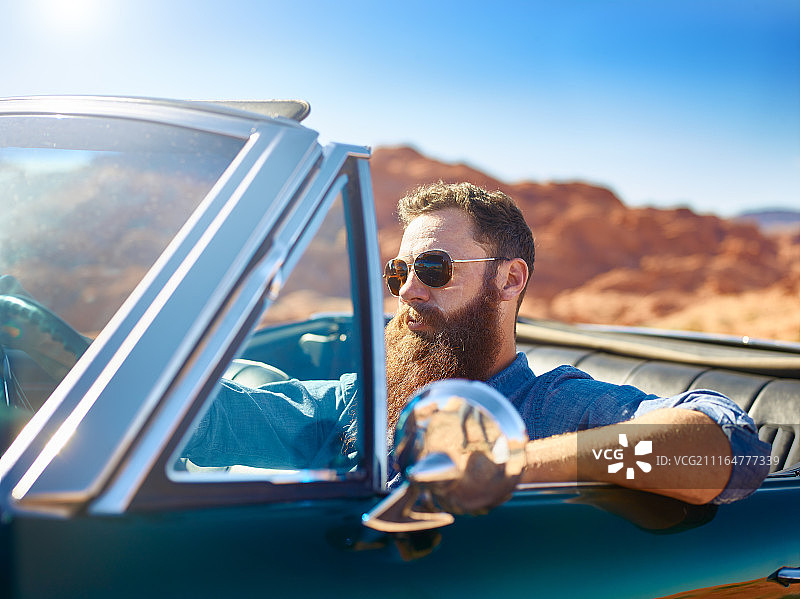 男人开车场景图片素材