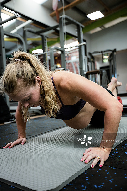 孕妇做俯卧撑图片素材