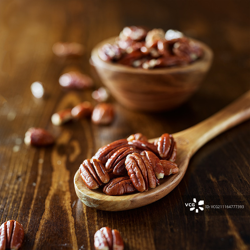 木桌上的山核桃特写图片素材