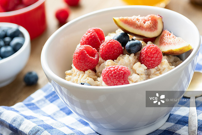新鲜浆果燕麦粥碗图片素材