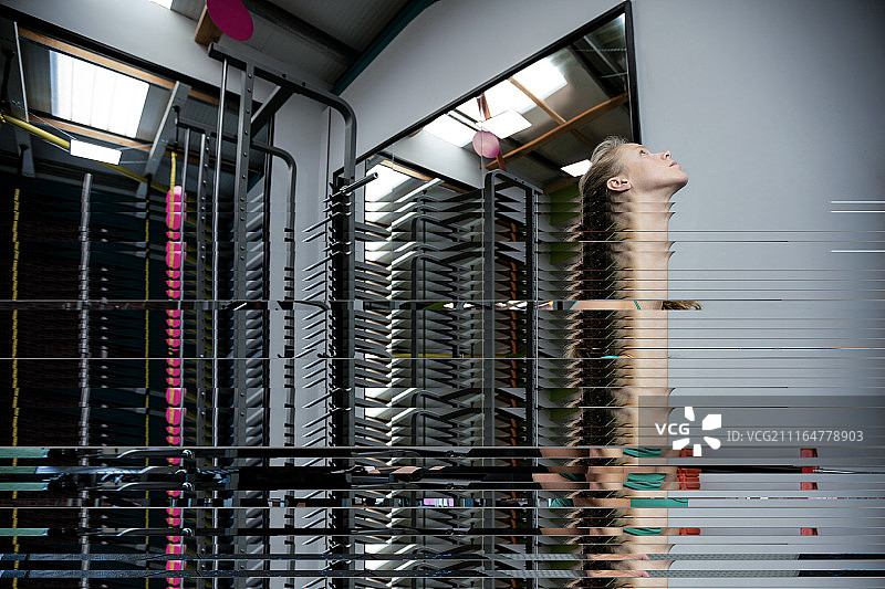 孕妇在垫子上做伸展运动图片素材