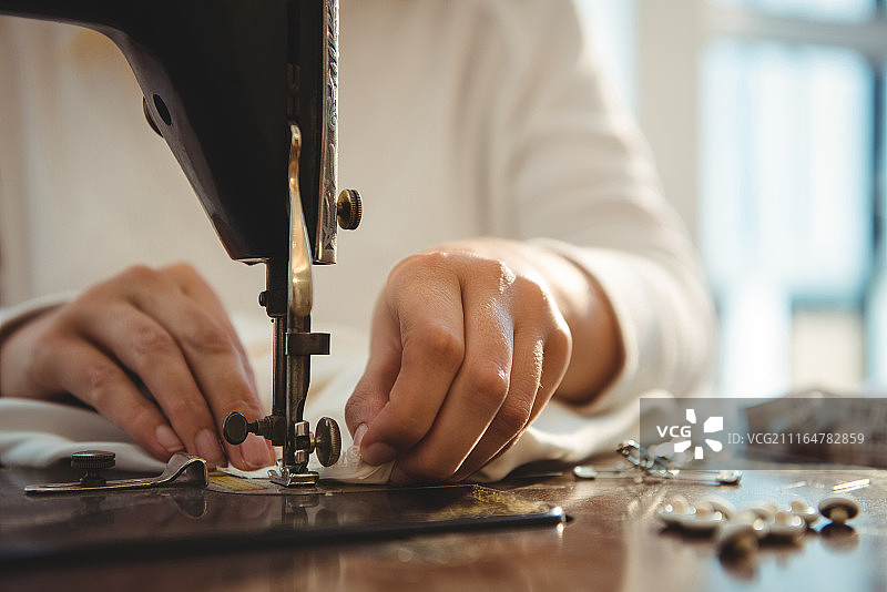 女裁缝在工作室缝纫图片素材