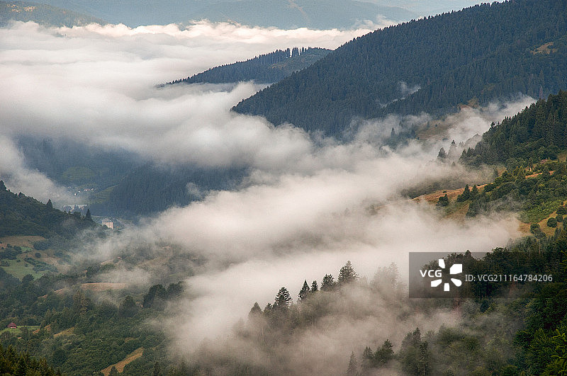 云雾缭绕的山脉图片素材