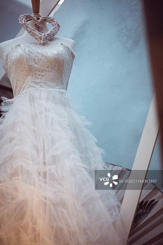 人体模型上的白色叠层连衣裙图片素材