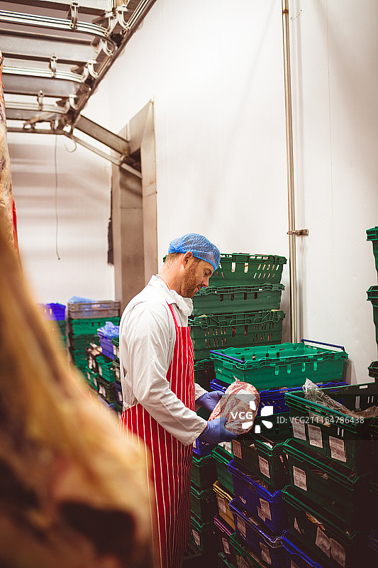 肉店师傅整理箱子里的肉图片素材