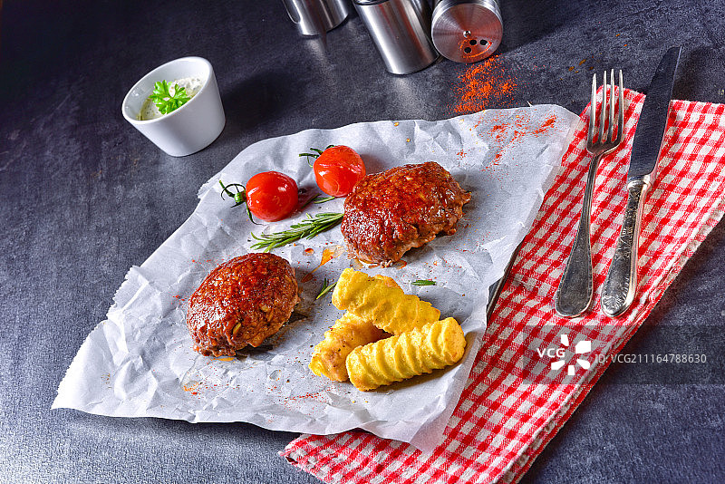 蔬菜炸薯条配香草夸克和番茄图片素材