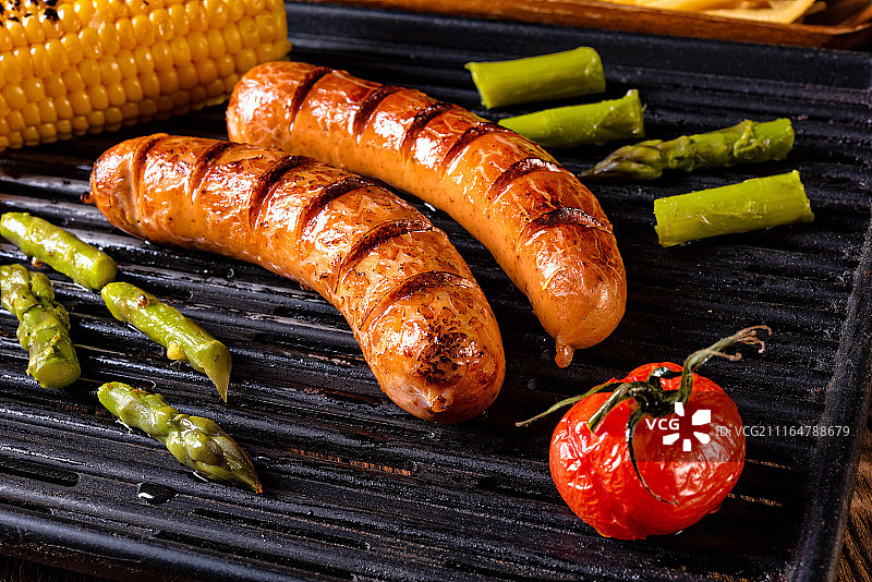 烤克拉考香肠配炸薯条和蔬菜沙拉图片素材