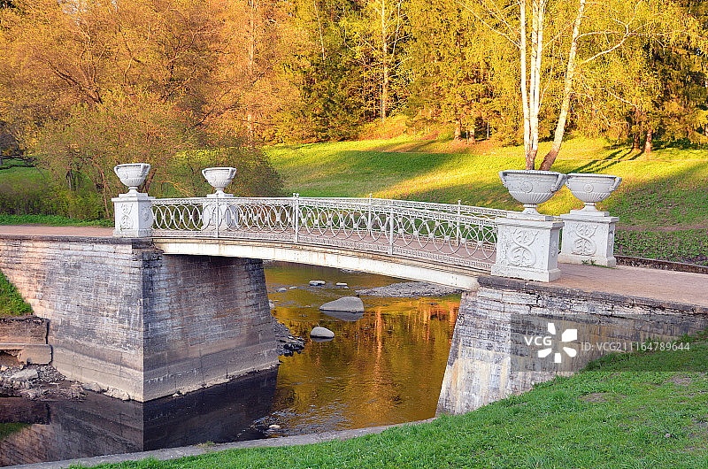 帕夫洛夫斯克公园的铸铁桥图片素材