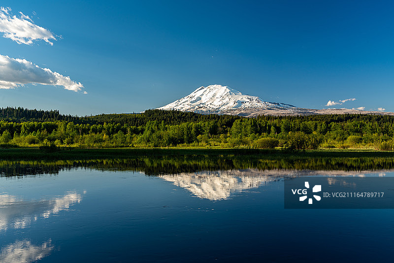 鳟鱼湖图片素材