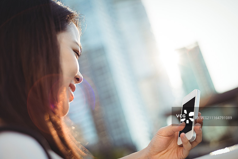 年轻女人用手机发短信图片素材