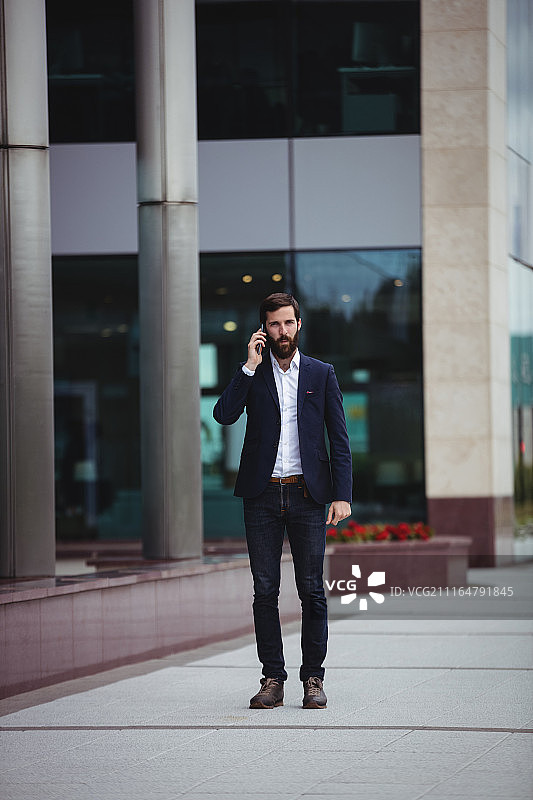 商人用手机交谈图片素材