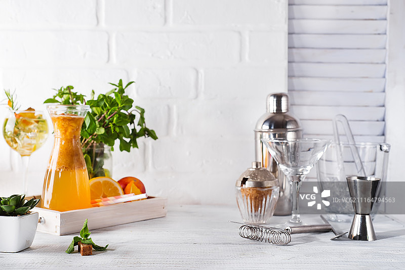 木制托盘上的橙色柠檬水和调酒器图片素材