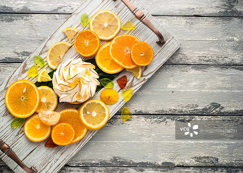 柠檬挞和各种柑橘水果的明亮照片图片素材