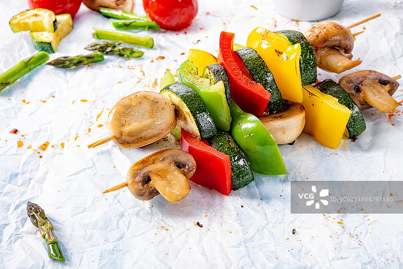 适合酒吧的素食烤串：白蘑菇、辣椒和西葫芦图片素材