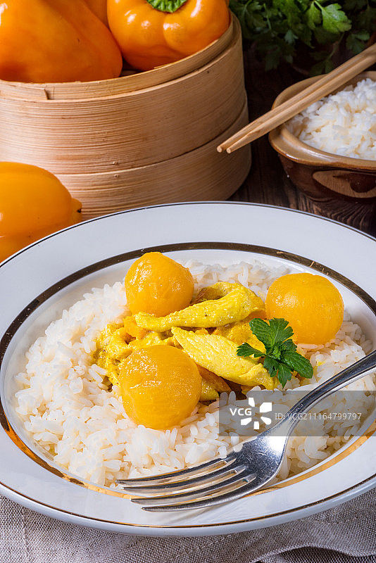 咖喱汁鸡柳配米饭和甜味欧洲李图片素材