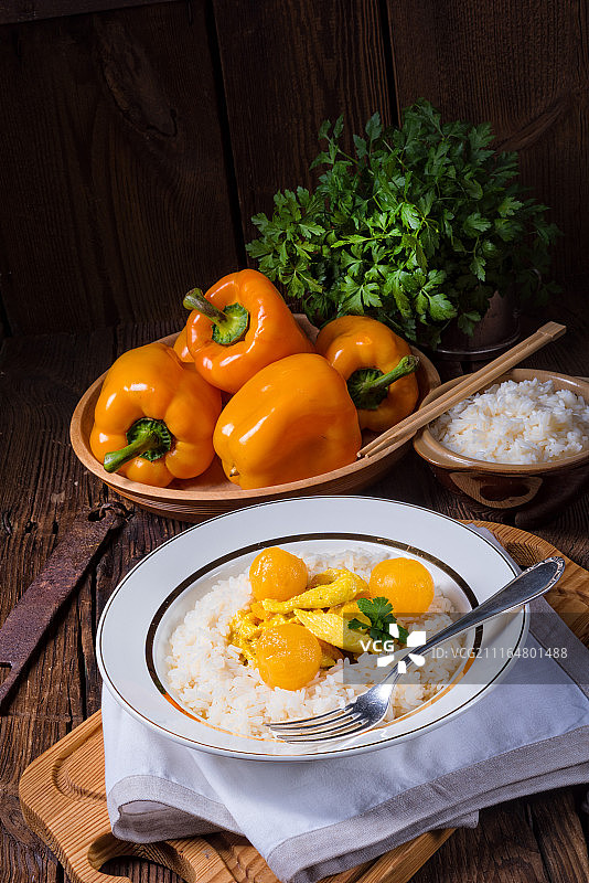 咖喱汁鸡柳配米饭和甜味欧洲李图片素材