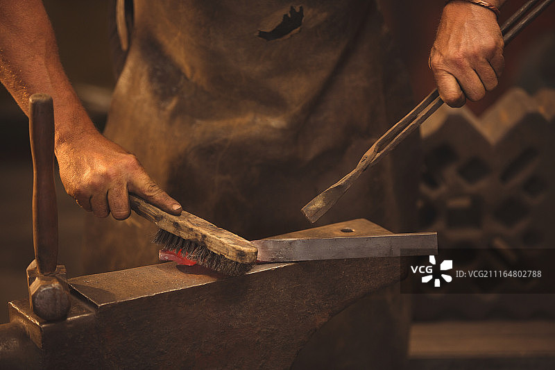 铁匠加工加热后的铁棒图片素材