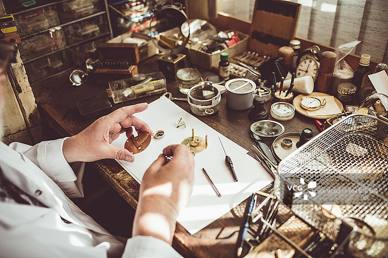 钟表匠修理手表的身体中部特写图片素材