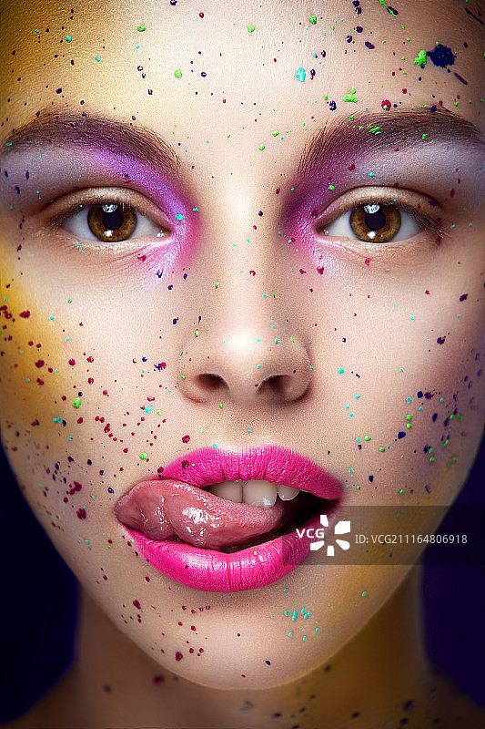 女人脸上溅满彩妆颜料的肖像图片素材