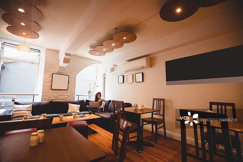 使用电脑的远程办公女性图片素材