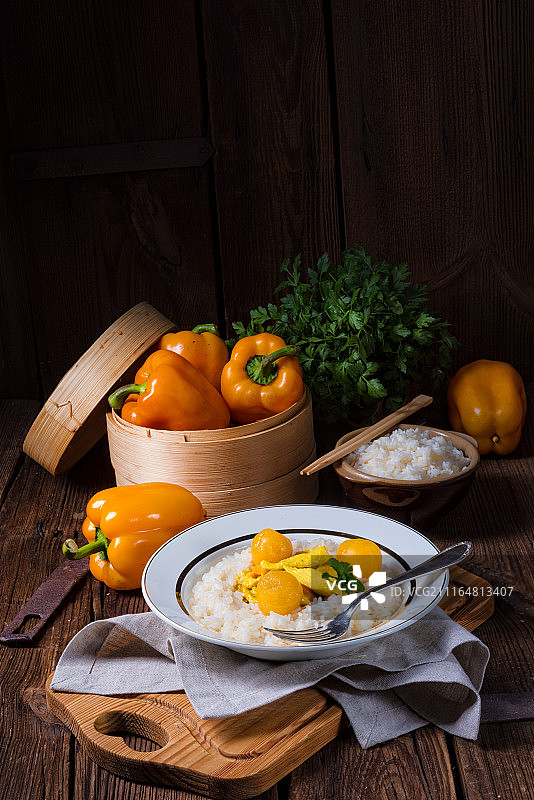 咖喱汁鸡柳配米饭和甜李图片素材