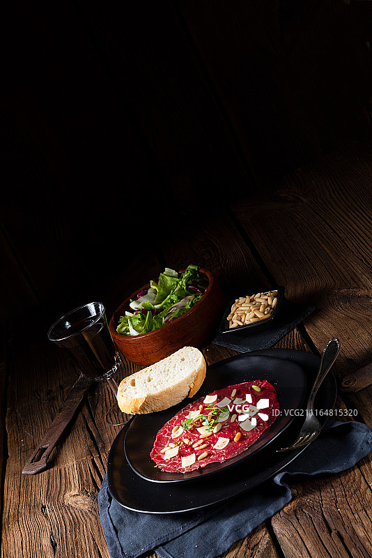 搭配松子、彩色胡椒和帕尔马干酪的意式生牛肉片图片素材