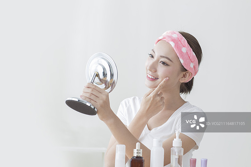 年轻女人抚摸自己的脸图片素材