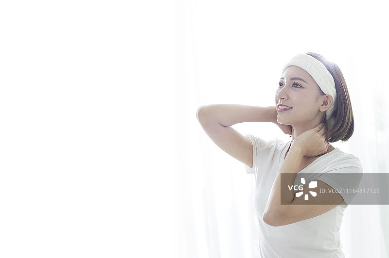 年轻女人按摩自己的脖子图片素材