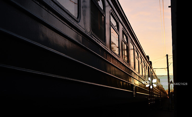 日出时分的列车图片素材